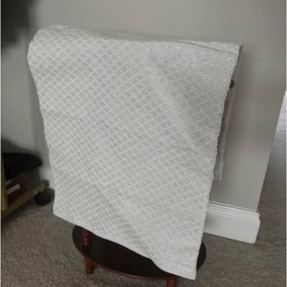 Cream/White Diamond-Pattern Table Runner